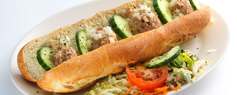 De viersprong stokbroodje tonijnsalade