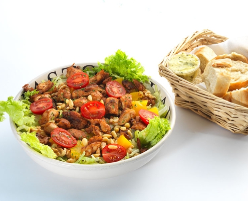 De viersprong maaltijdsalade gegrilde kip