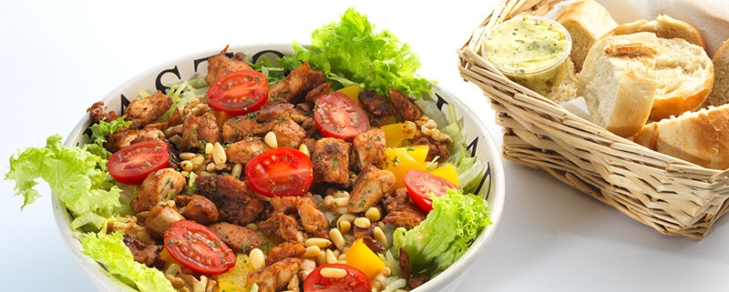 De viersprong maaltijdsalade gegrilde kip